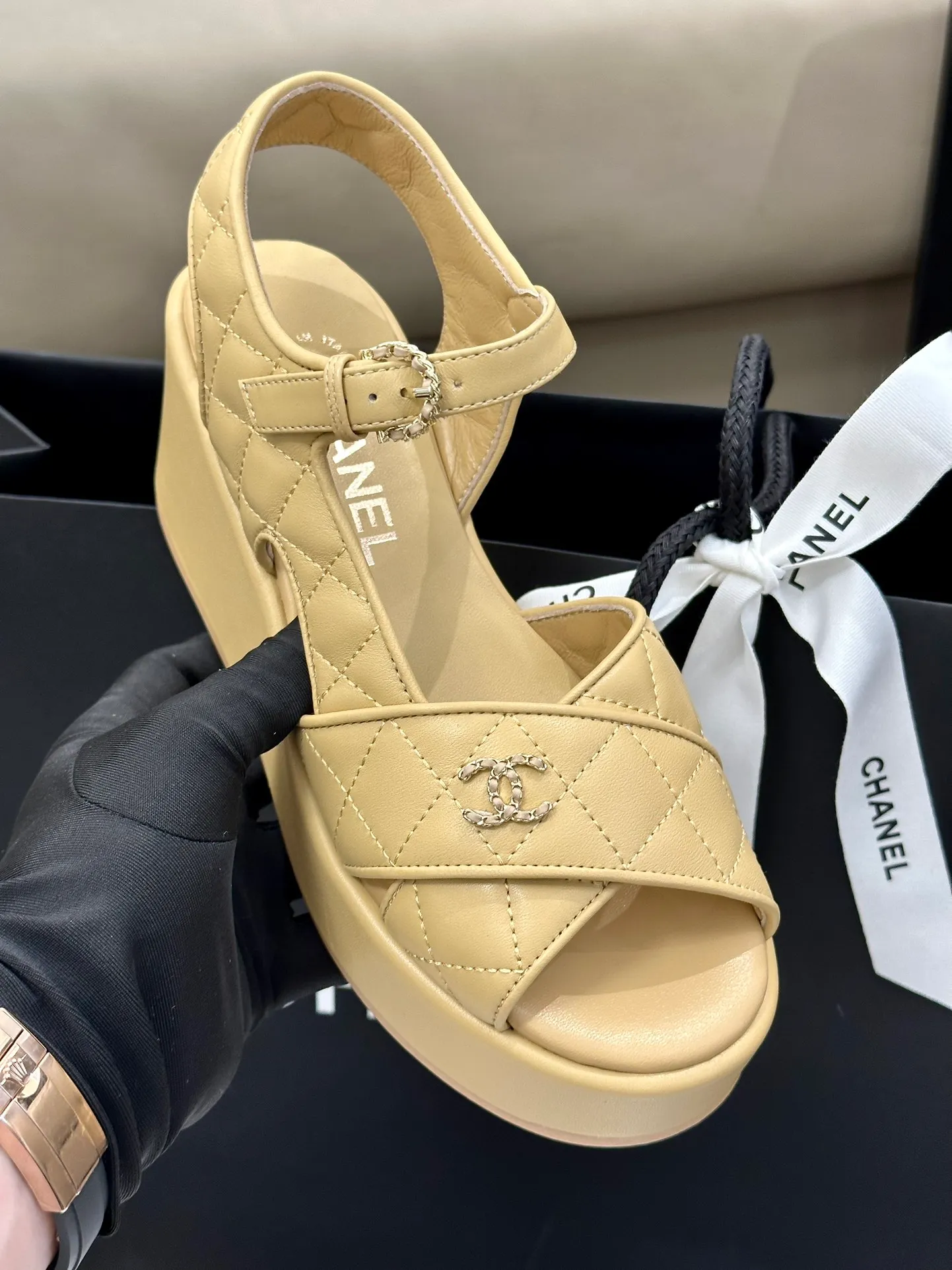 👟👟Ex-factory price 480👟👟 CHANEL C Jia Xiaoxiang 23ss new wedge heel open toe high heel sandals. Top counter quality. The moment you put it on your feet, it is still super stunning. 🔥All materials are customized according to the original version! Upper: imported first-layer calfskin/imported fragrant cloth/ lining: imported sheepskin, foot pad: sheepskin sole: outsole imported from Italy Size number: 34-40